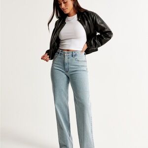 Abercrombie curve love 90’s relaxed Jean in light wash.  Size 2R women’s